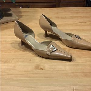 Stuart Weitzman kitten heals tan 37.5